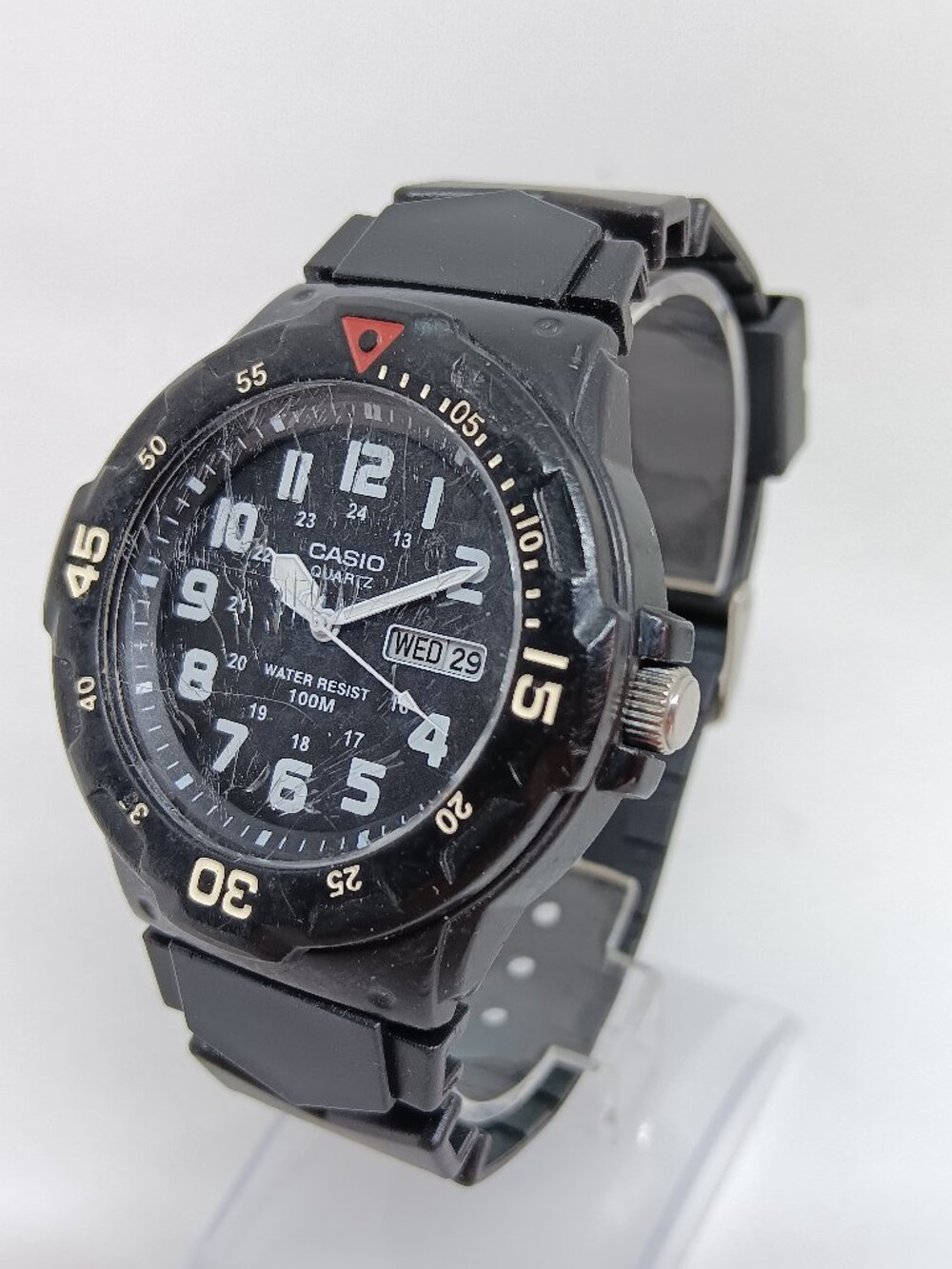 Casio MRW-200H Men's 43mm Black / White Quartz Resin Day/Date Watch NEW BATT